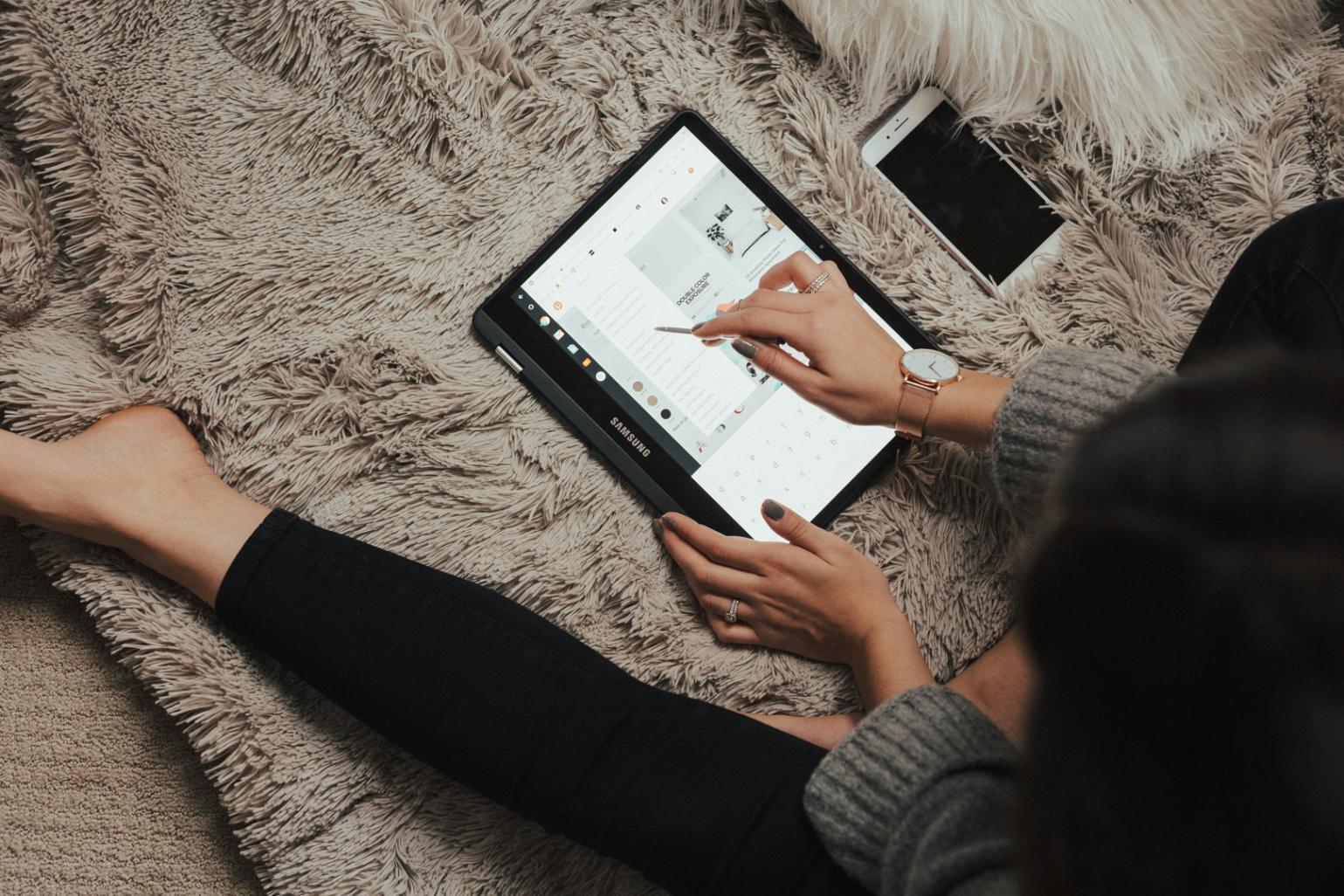 Análisis financiero profesional con documentos y datos